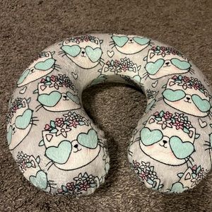 Comfy neck rest for those long flights! Cute kitty pattern!